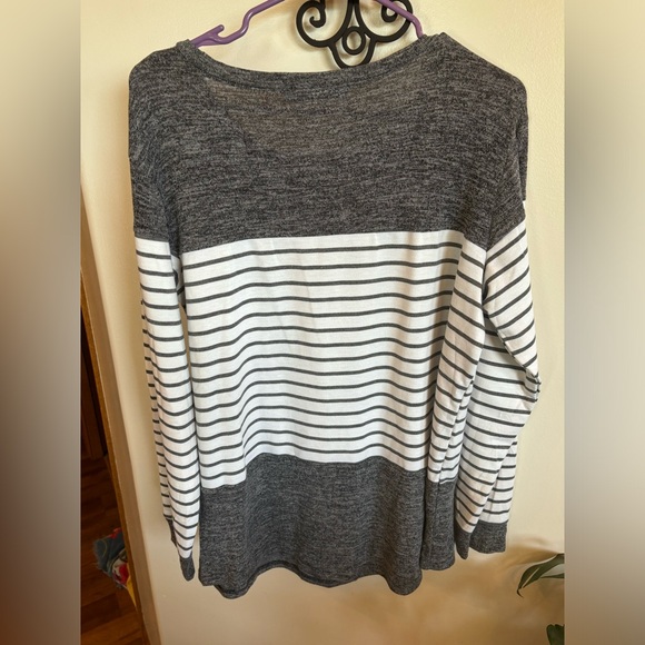 🌺Women’s XL gray and white striped long sleeve top - Picture 4 of 5